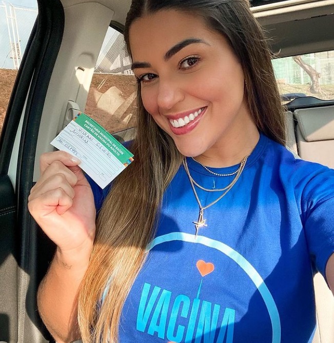 Grávida, Vivian Amorim é vacinada contra a Covid-19 e dispara: ‘governo negacionista'