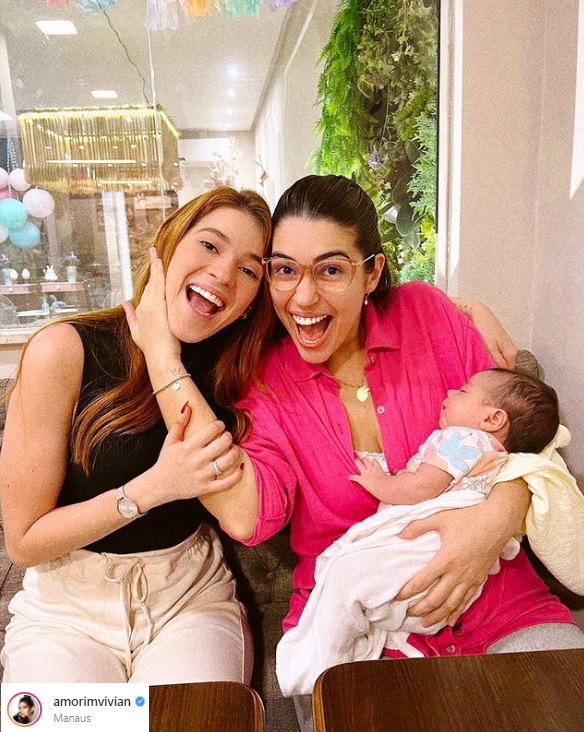 Ana Clara vem a Manaus de surpresa para conhecer filha de Vivian Amorim: ‘até agora chocada'