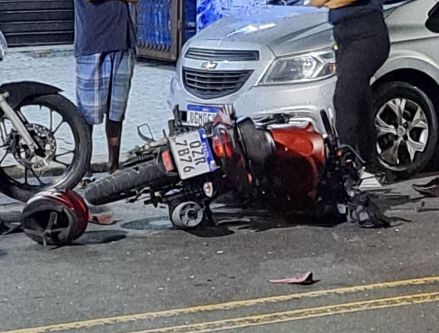 Micro-ônibus na contramão atropela moto e mata mulher no Alvorada