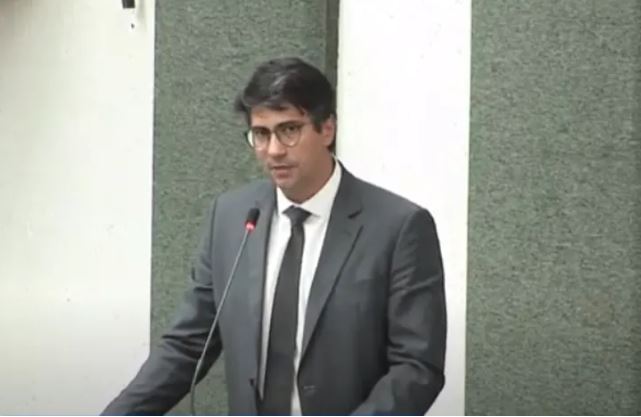 PF faz buscas na casa que foi da mãe de ex-secretário de Saúde após novo dono encontrar R$ 60 mil enterrados