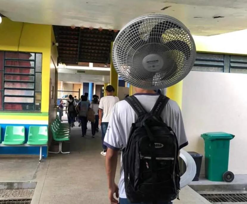 Sem ar-condicionado, estudantes levam ventilador e têm aulas no pátio da escola no Amazonas
