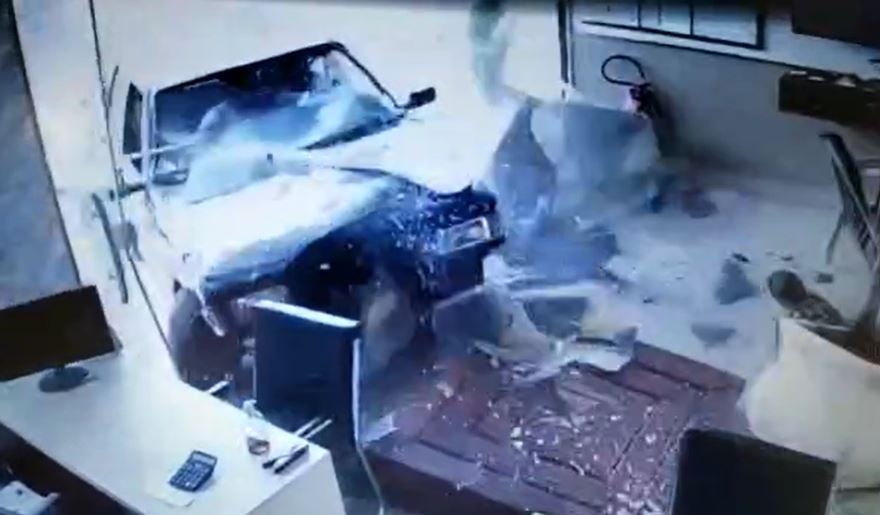 Motorista bêbado arrasta menina de 5 anos ao invadir autoescola em acidente, veja vídeo