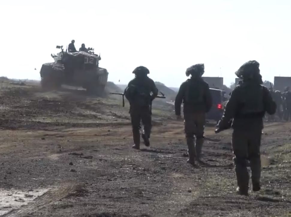 Militares de Israel voltam a patrulhar fronteira de Gaza após morte de reféns 