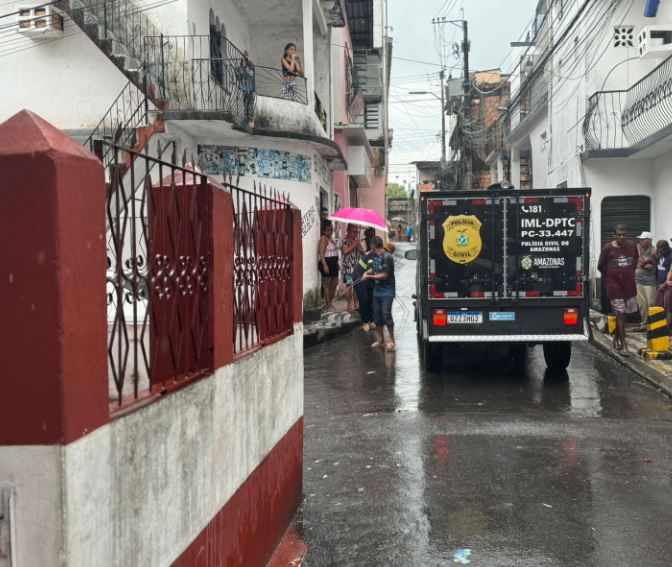 Bêbado, entregador de gás morre ao cair da escada de casa no Crespo