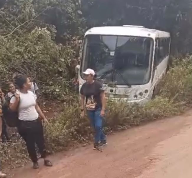 Ônibus escolar quase cai em ribanceira em acidente no Amazonas; Estudantes ficaram feridos
