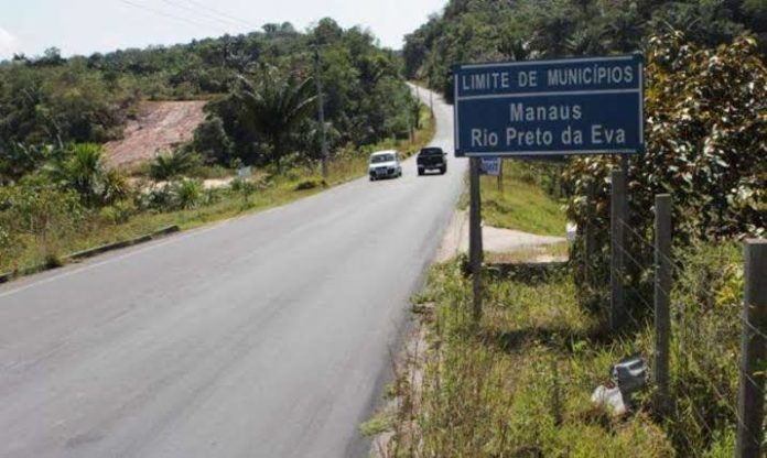 Grupo armado ataca caminhoneiro e rouba carga de refrigerantes na AM-010