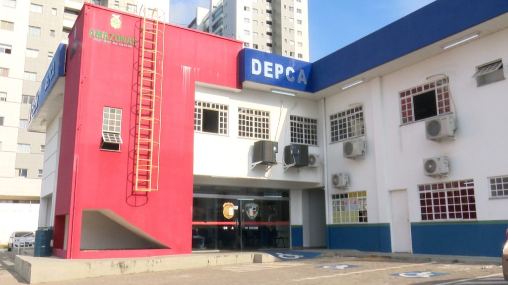 Pai e madrasta são presos por acorrentarem criança que tomava iogurte da irmã em Manaus