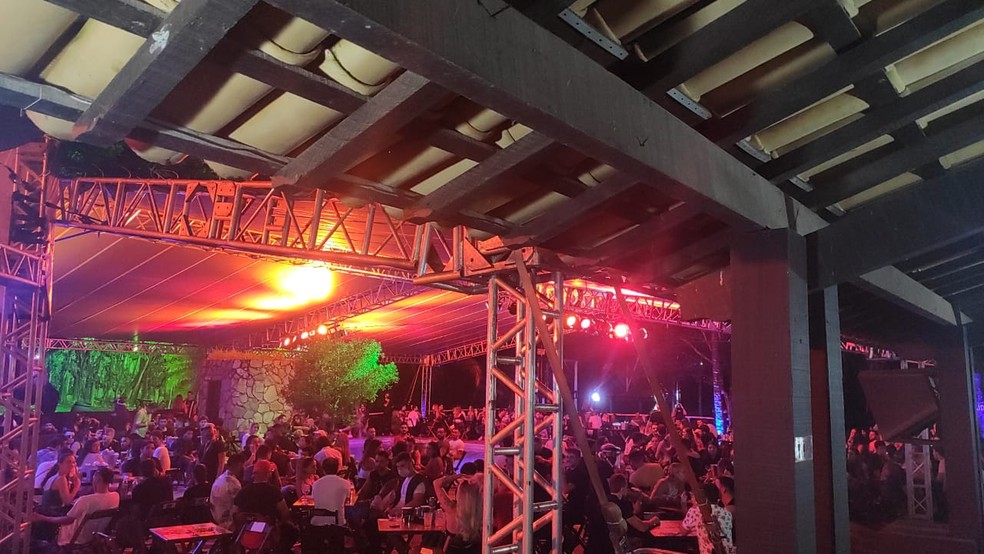 Festa com 600 pessoas é flagrada dentro de condomínio em Minas Gerais