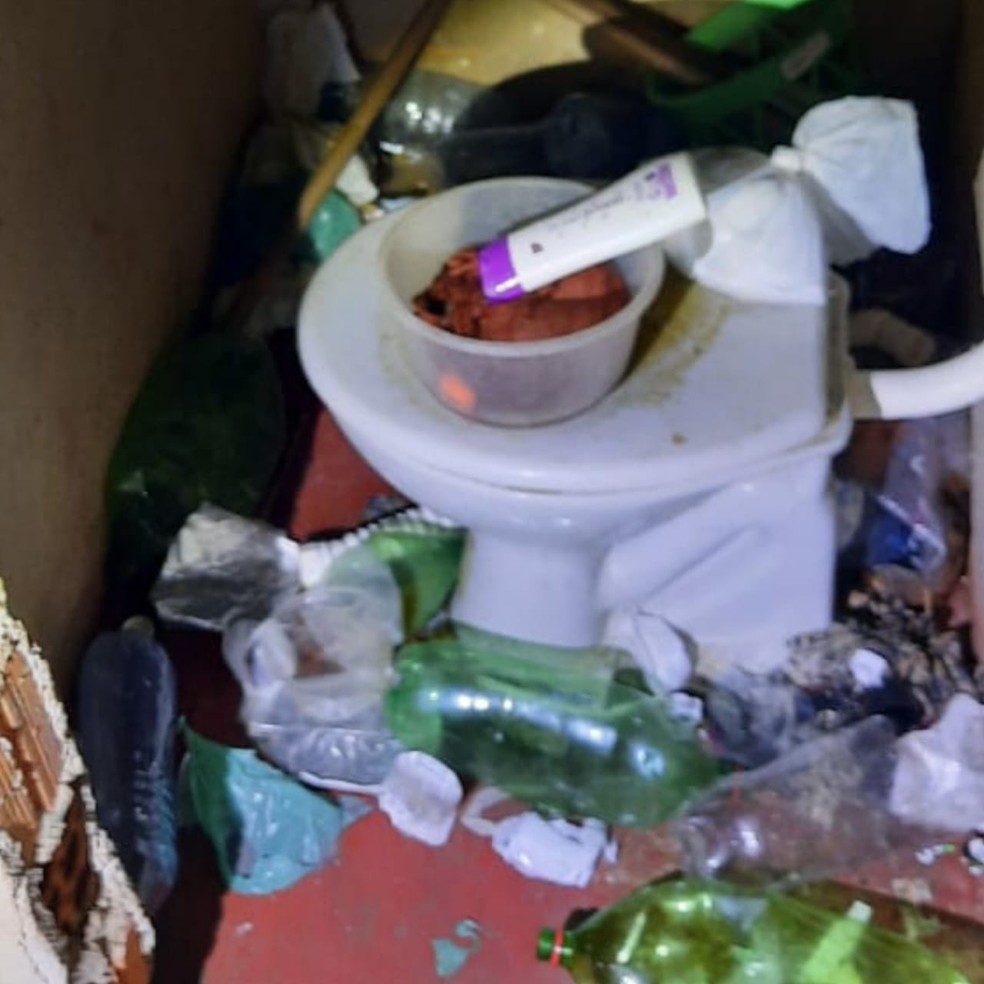 Sete crianças são encontradas sem água e no meio da imundície em residência