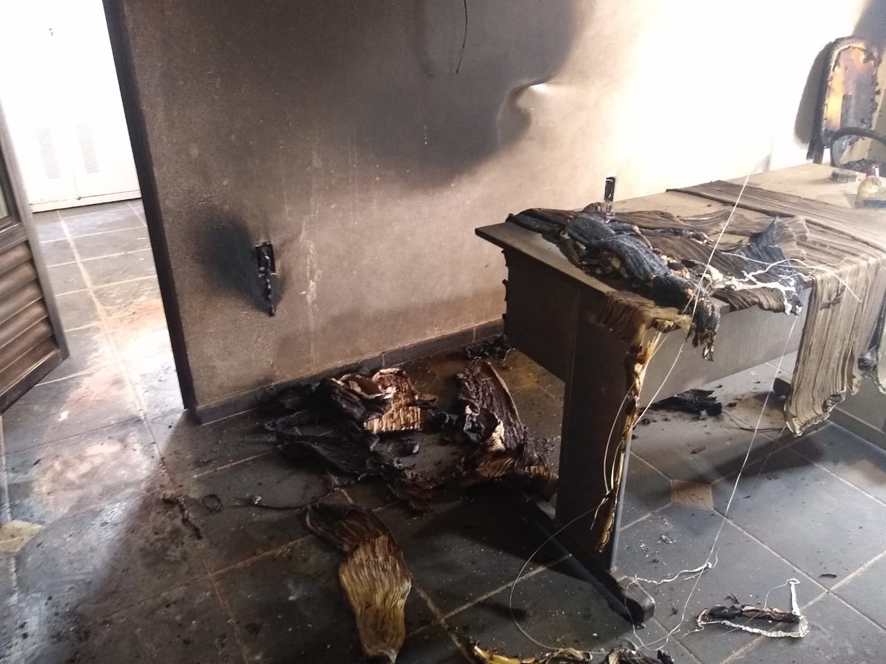 Ataques do Comando Vermelho deixam rastros de destruição em Manaus; veja