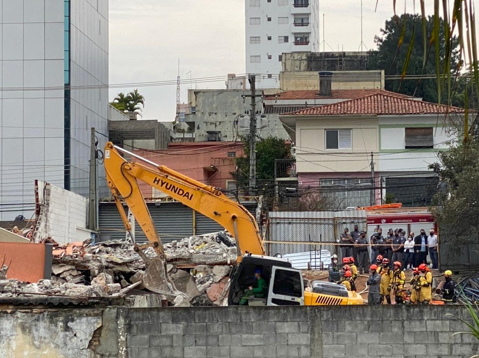 Dois homens morrem após trator fazer prédio desabar