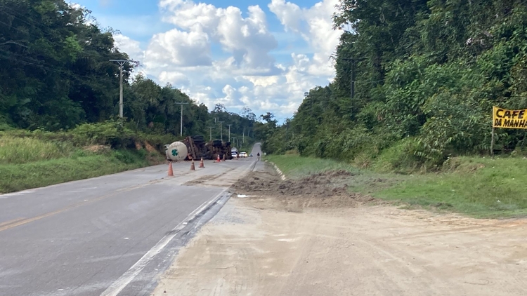 BR-174 é liberada após retirada da última parte de caminhão tanque tombado