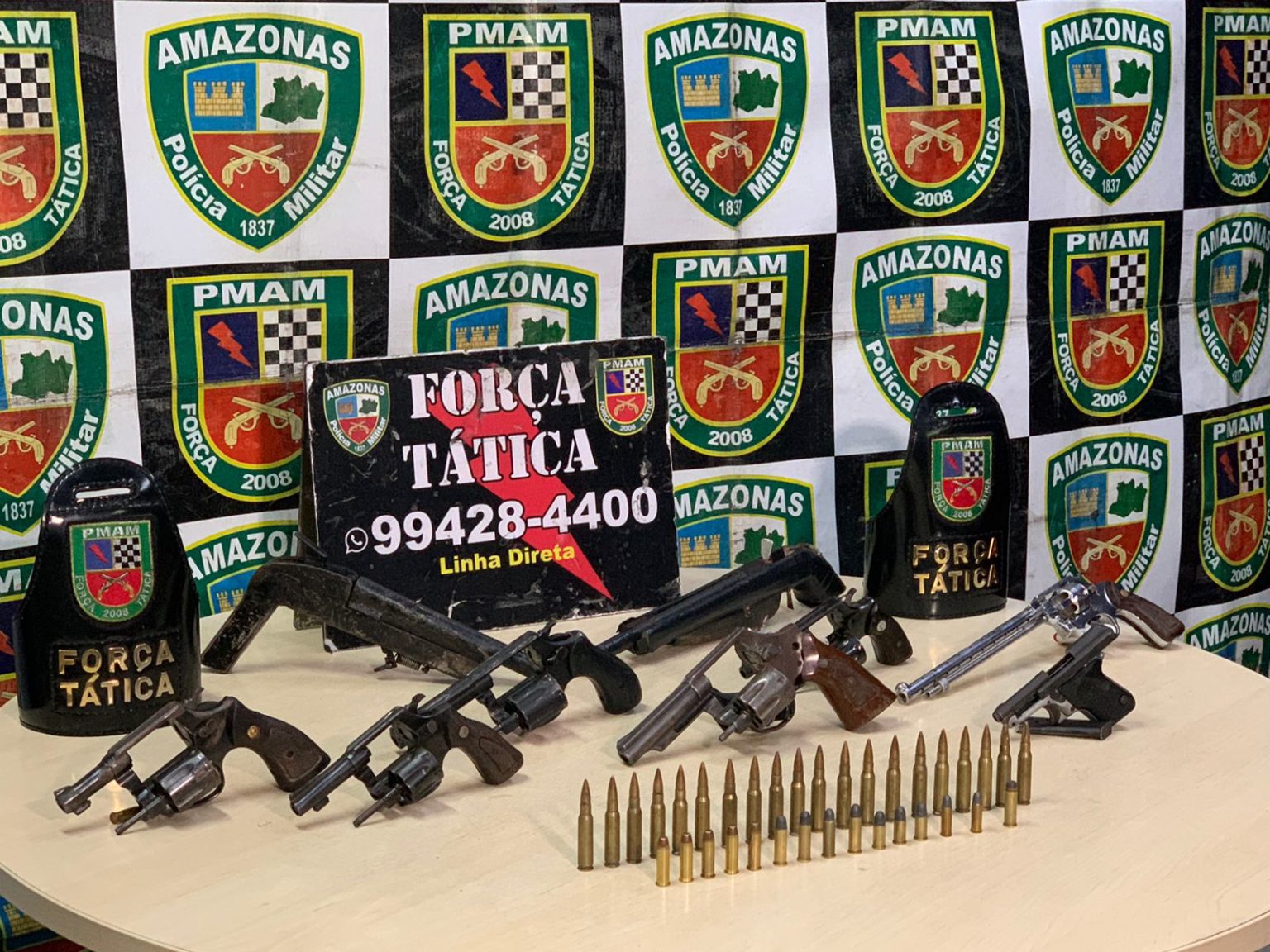 Criminosos abandonam mochila com armas e munições de fuzil em beco em Manaus