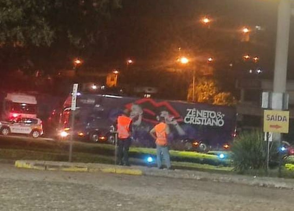 Ônibus de Zé Neto e Cristiano é escoltado por policiais após dupla cancelar show