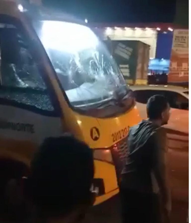 Micro-ônibus 'Amarelinho' é destruído por motorista em briga de trânsito em Manaus
