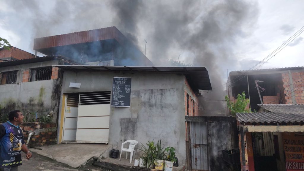 Irmãos ateiam fogo na própria casa em Manaus; veja vídeos