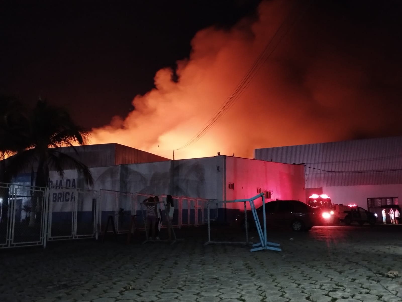 Fábrica da Rodrigues Colchões pega fogo em Manaus