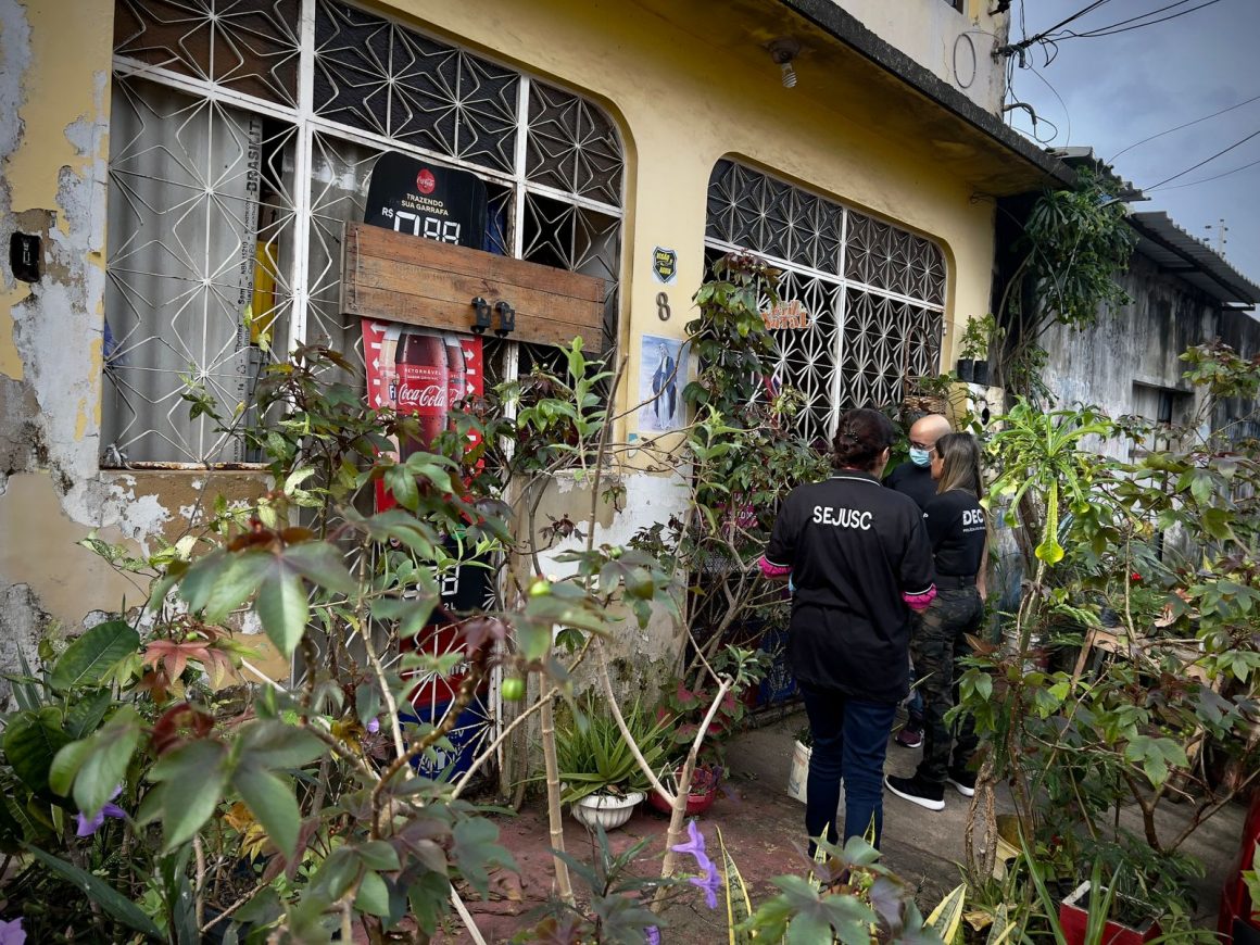Filha é presa por maltratar e manter mãe idosa em casa repleta de lixo em Manaus