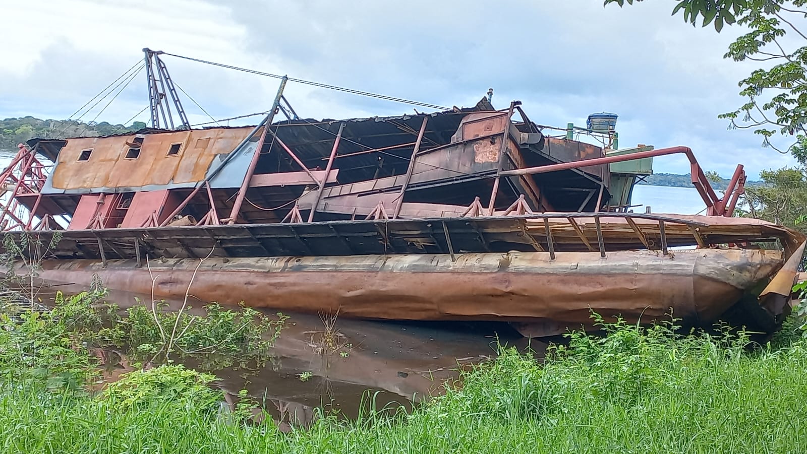 Polícia nega envolvimento em explosão de draga usada por garimpeiros no Amazonas