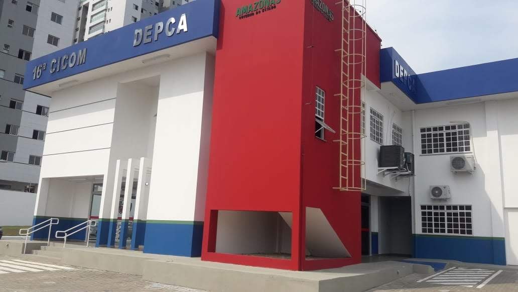 Mãe é presa após procurar delegacia para registrar desaparecimento dos filhos em Manaus