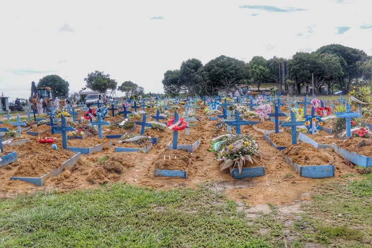 Manaus fez 44 enterros nesta sexta-feira