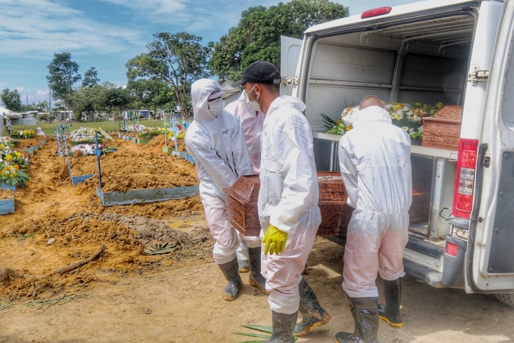 Manaus faz 36 sepultamentos nesta segunda-feira