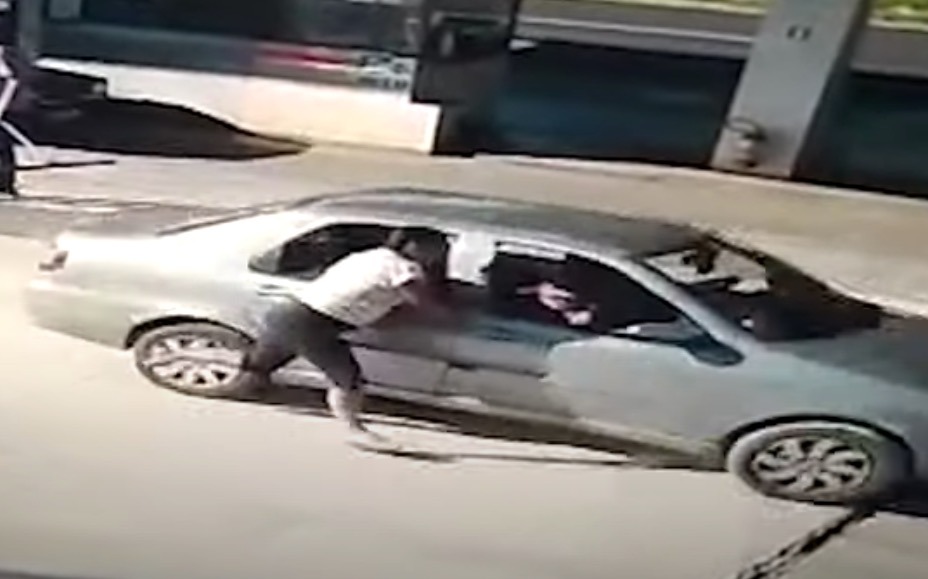 Mulher grávida é arrastada por carro dirigido pelo marido após discussão