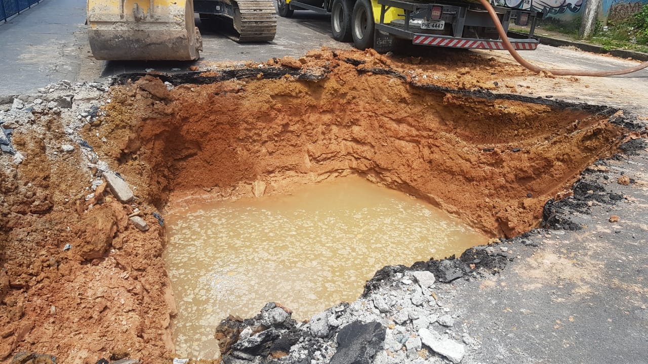 Cratera se abre em avenida após dias de chuva em Manaus 