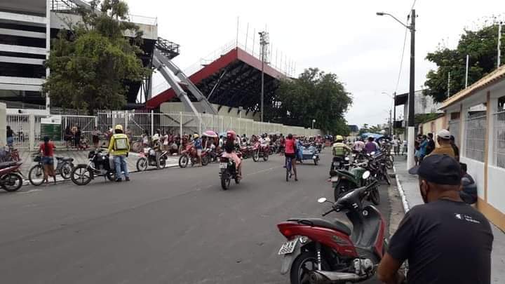 Entrega de cartão do auxílio estadual gera filas e aglomerações no Amazonas