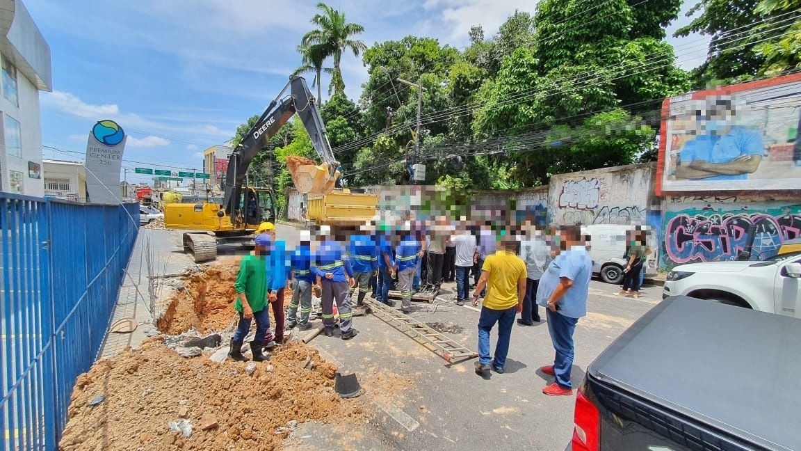 Trânsito é alterado para obras após cratera se abrir em avenida de Manaus