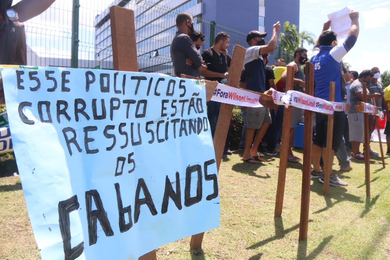Manifestantes pedem 'Fora Wilson Lima' em frente a Assembleia Legislativa 