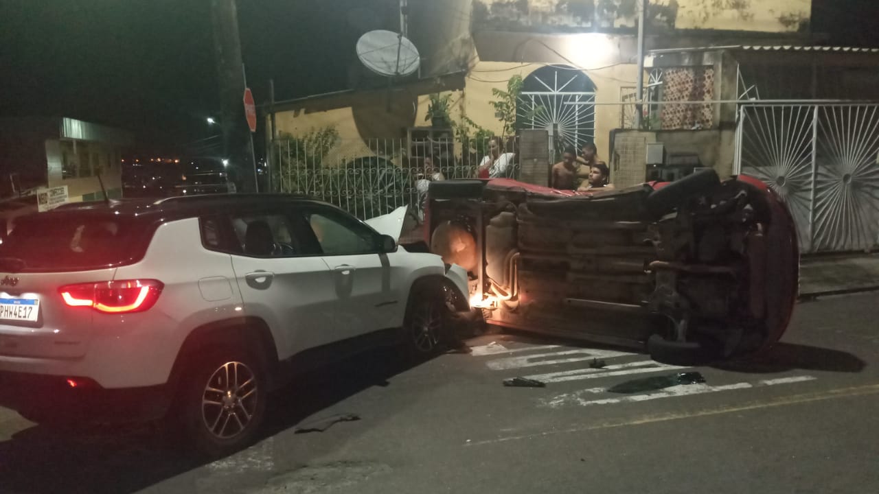 Carro capota em acidente violento envolvendo criança em Manaus