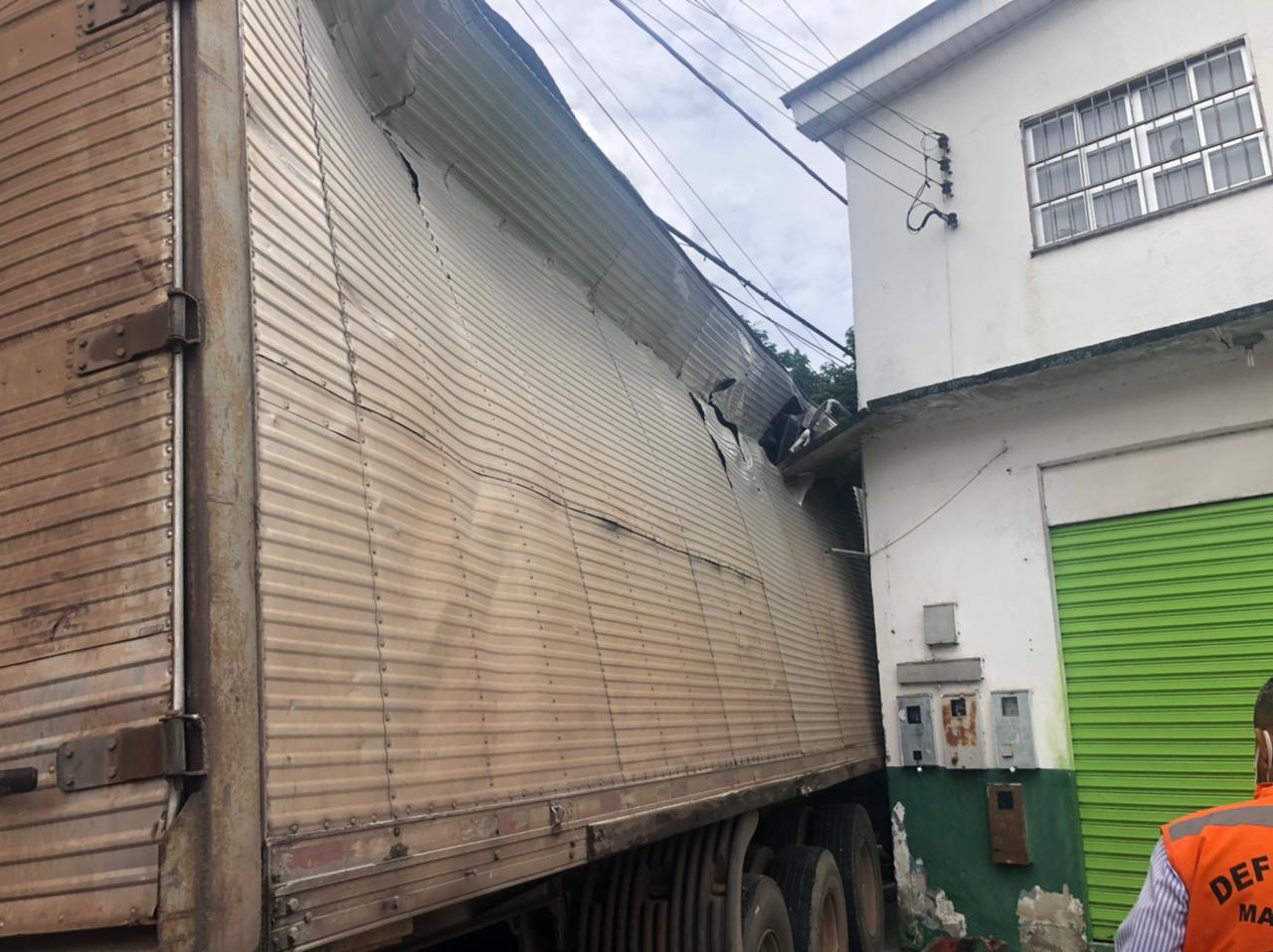 Carreta desgovernada invade casa e deixa moradores desesperados em Manaus