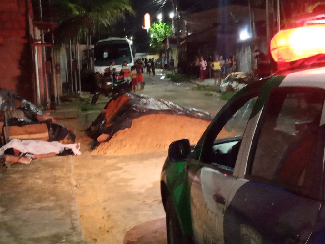 Homem agoniza até a morte após ser baleado por dupla em moto em Manaus