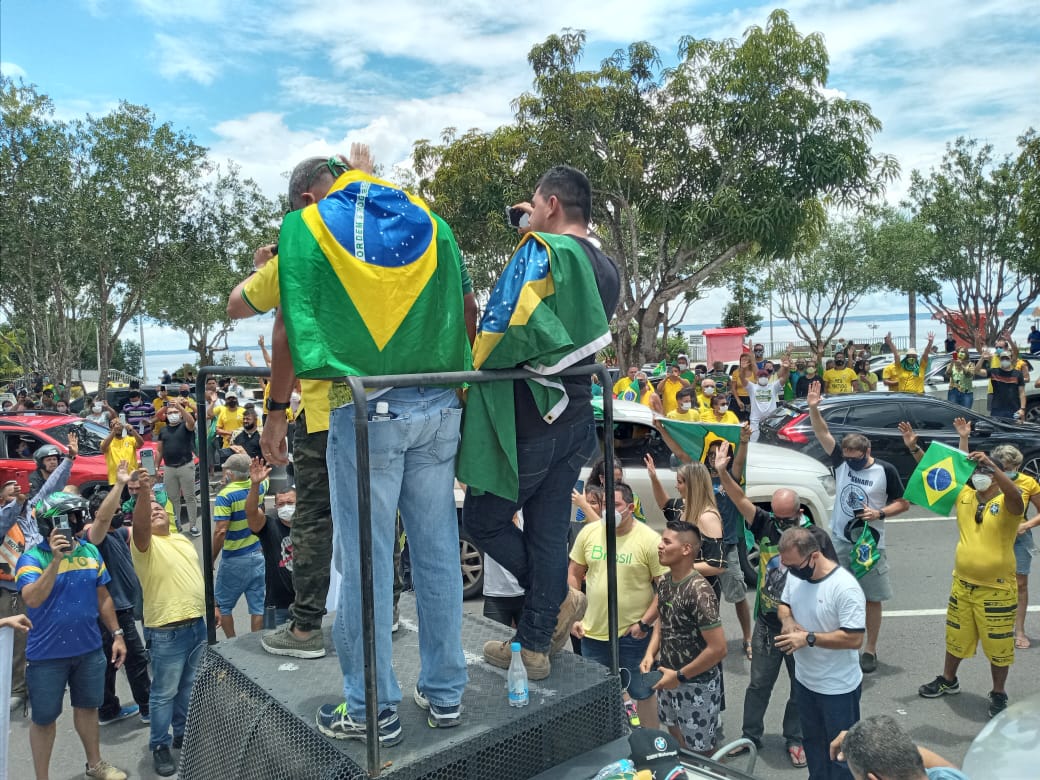 Na Ponta Negra, apoiadores de Bolsonaro oram contra 'mal comunista'