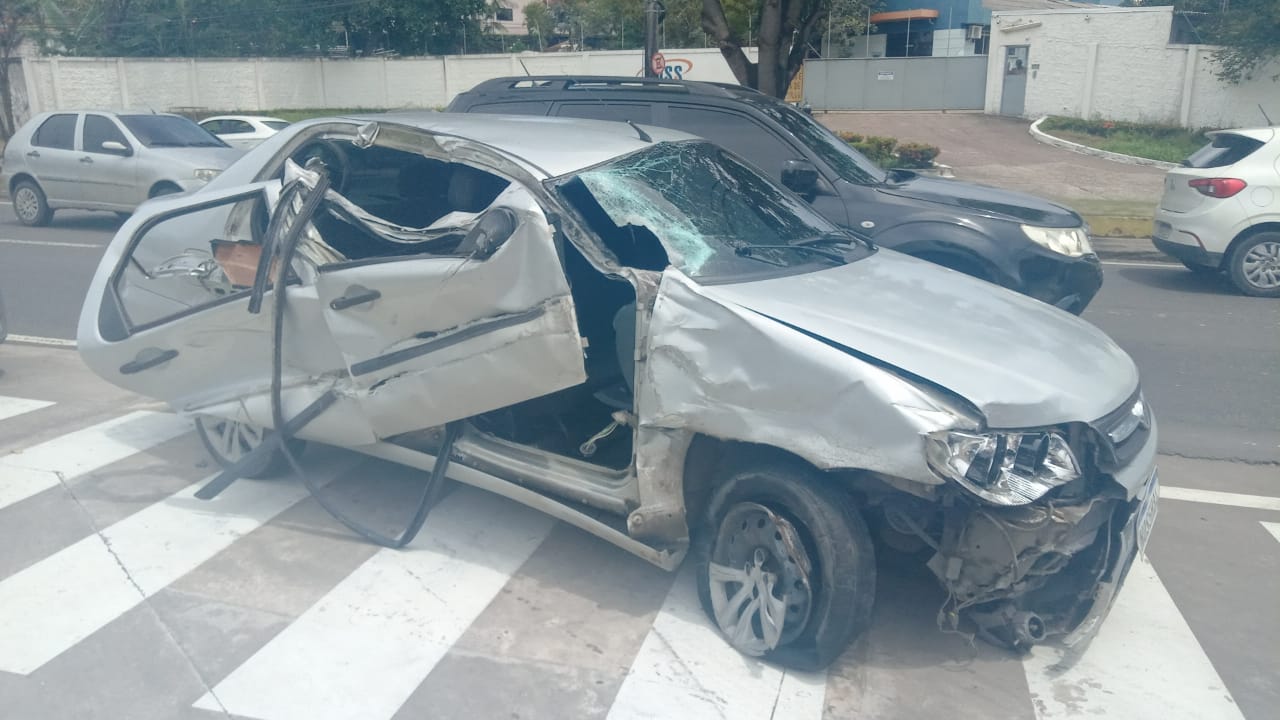 Bandidos trocam tiros com a Rocam e colidem veículo em avenida de Manaus 