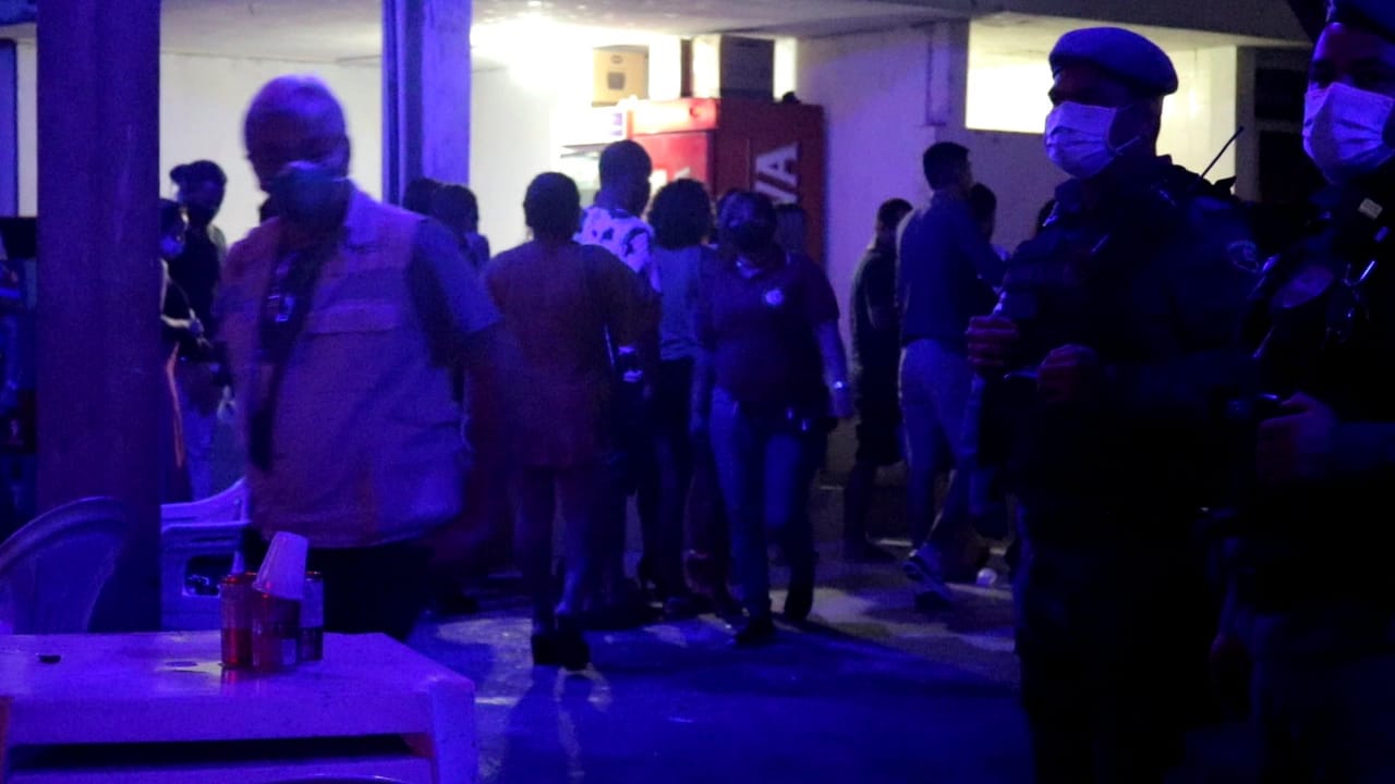 Balneário ignora pandemia e faz festa clandestina com 300 pessoas em Manaus