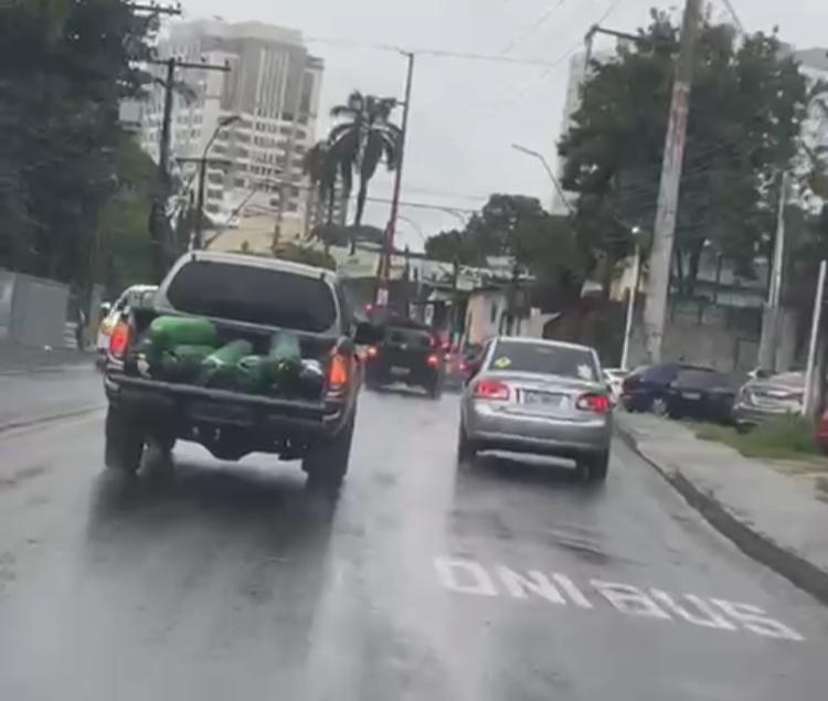 Com pessoas morrendo sem oxigênio, trio desviava cilindros de ONG em Manaus