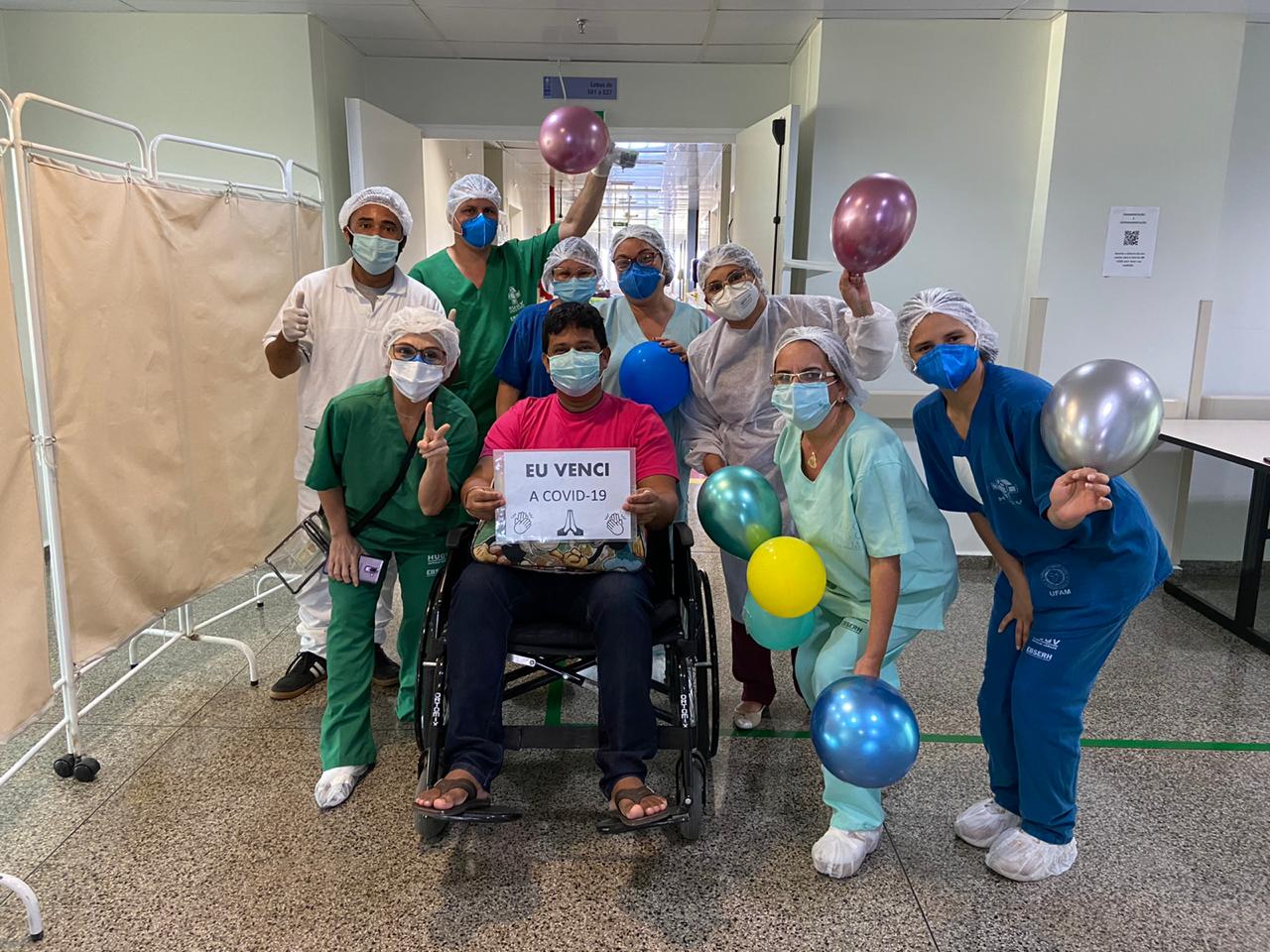 Recuperado da covid, paciente comemora alta de hospital em Manaus