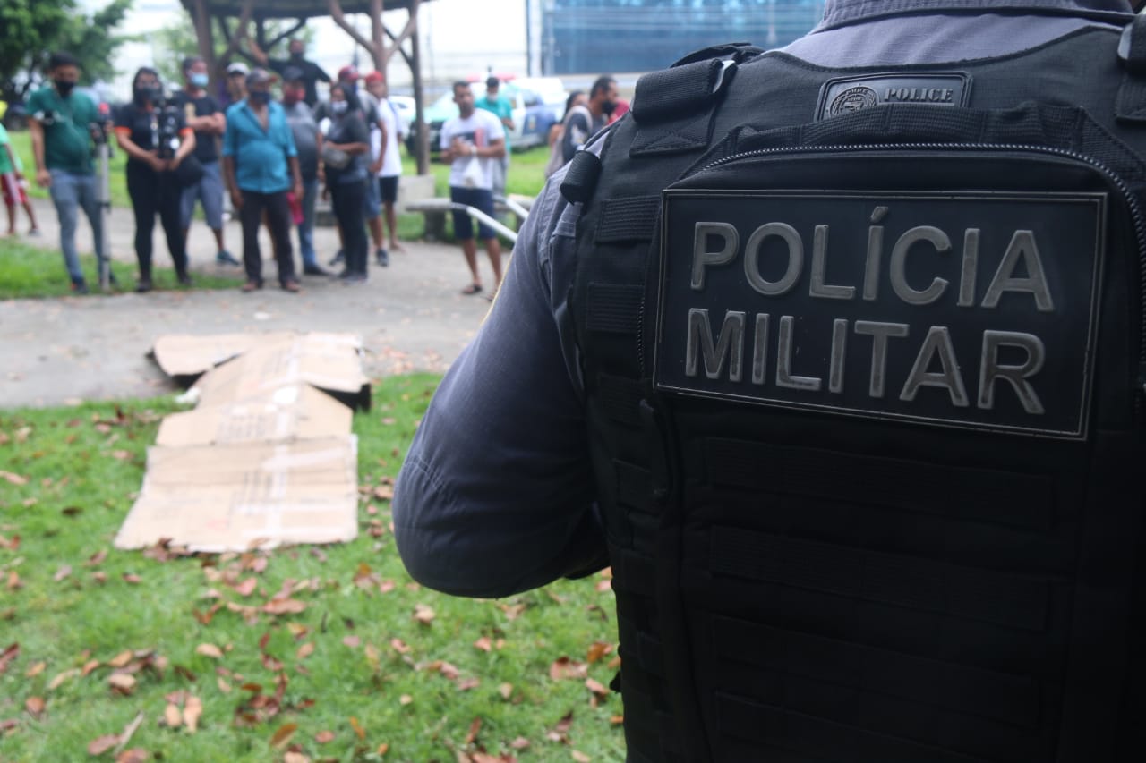 Vendedor ambulante é assassinado a facadas no meio de praça em Manaus
