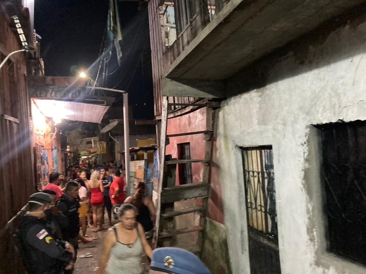 Corpo de homem é encontrado após intenso tiroteio em beco de Manaus