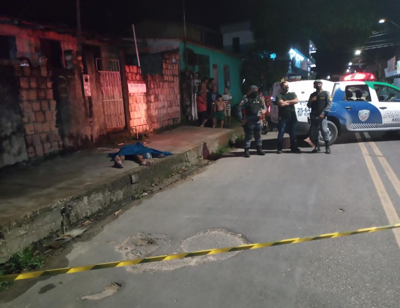 Jovem é executado ao lado do irmão em via pública de Manaus