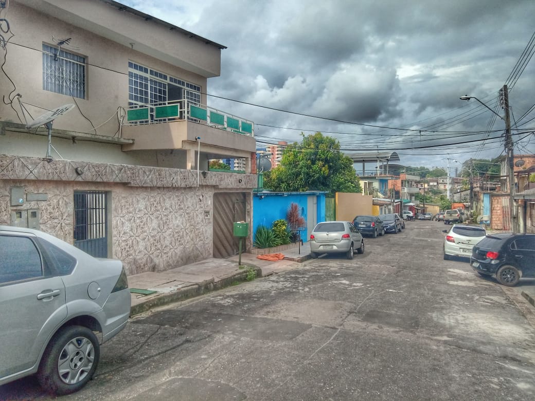 Dupla invade salão de beleza e atira em proprietária em Manaus