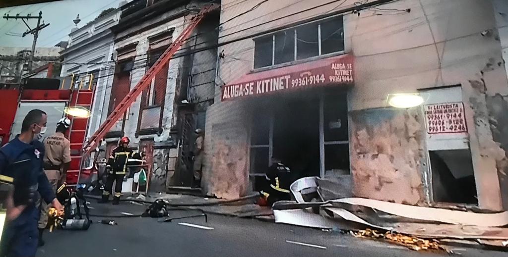 Incêndio atinge prédio no Centro de Manaus