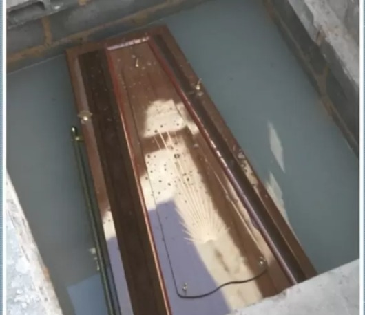 Família se revolta após idoso vítima da covid ser enterrado em cova alagada