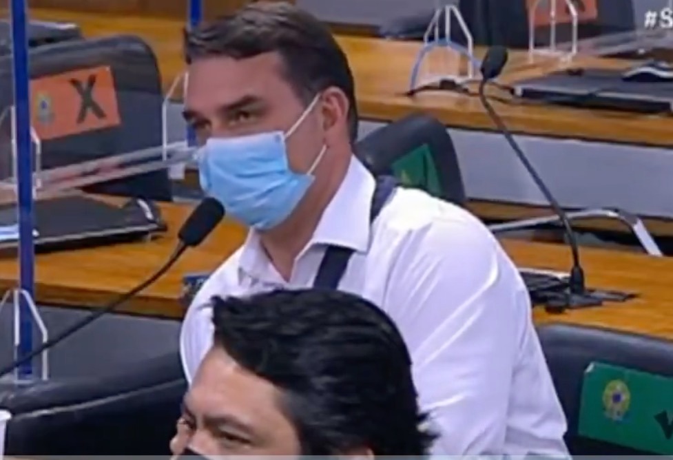 Flávio Bolsonaro xinga Renan Calheiros de 'vagabundo' durante CPI da Covid