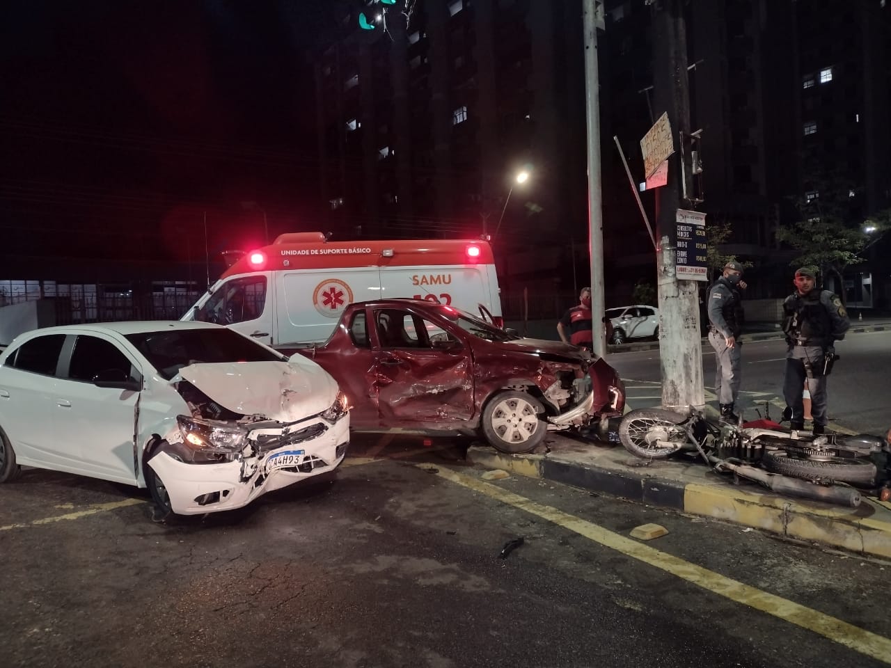 Acidente: Motorista arrasta e destrói veículos na Djalma Batista