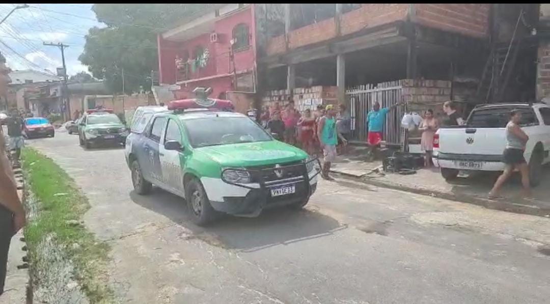 Homem é baleado após tentar tomar arma de PM em Manaus