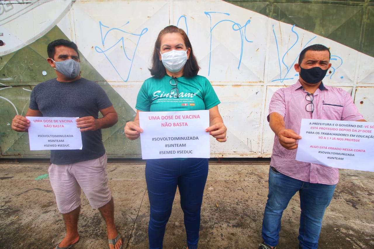 Professores fazem carreata contra volta às aulas presenciais no Amazonas