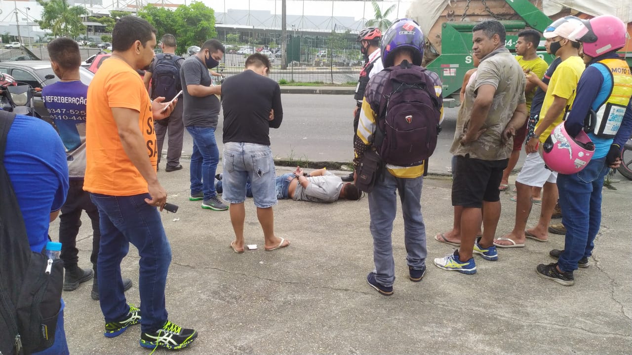 Suspeito de assalto é amarrado por populares em frente a shopping em Manaus